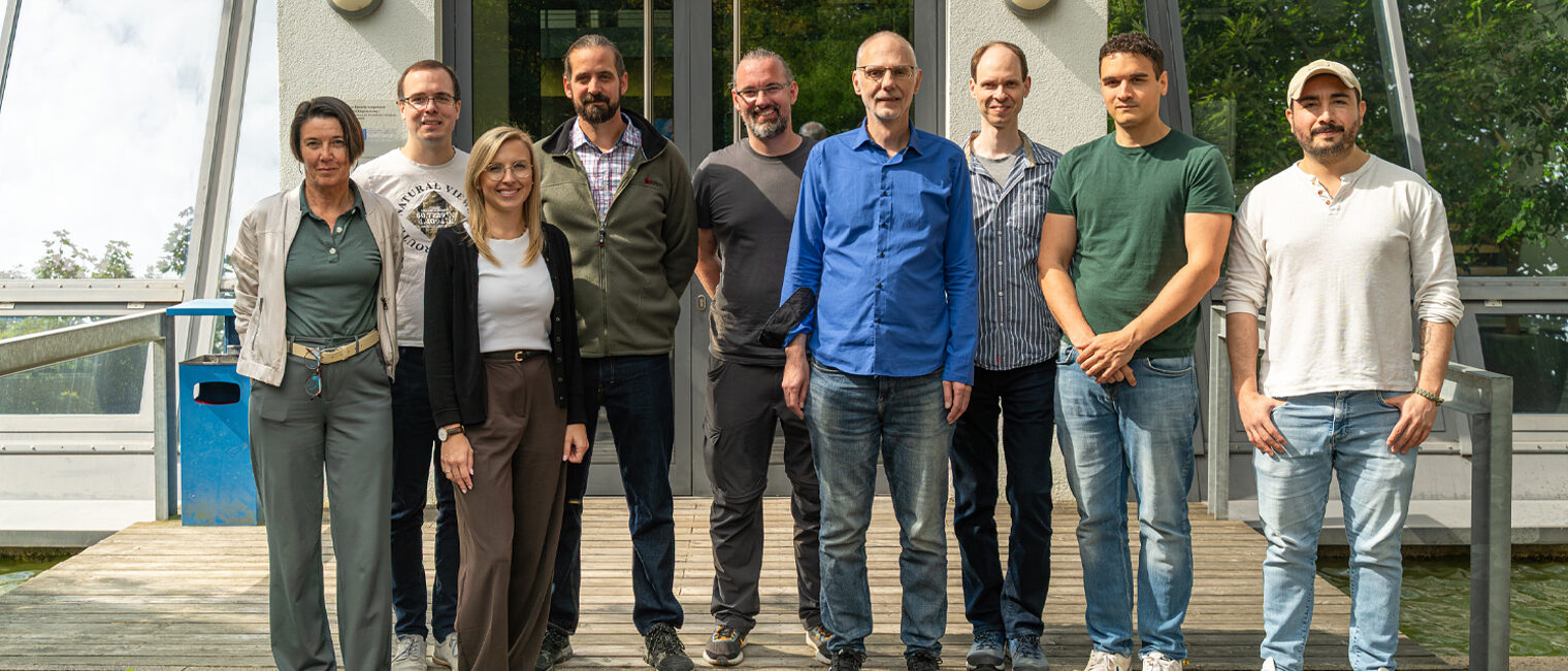Gruppenfoto vor Eingang eines Gebäudes