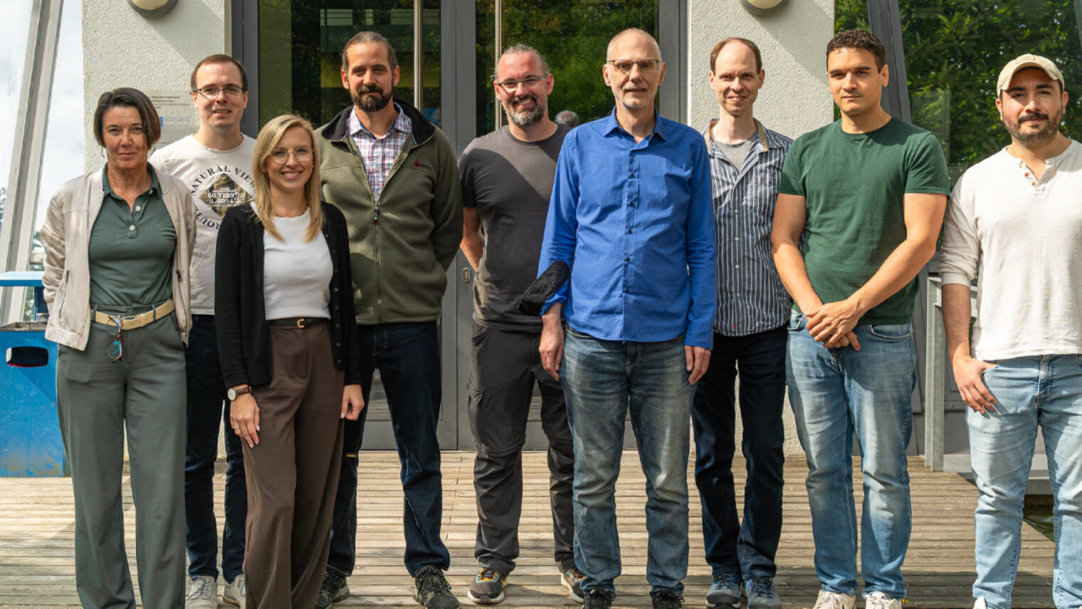 Gruppenfoto vor Eingang eines Gebäudes