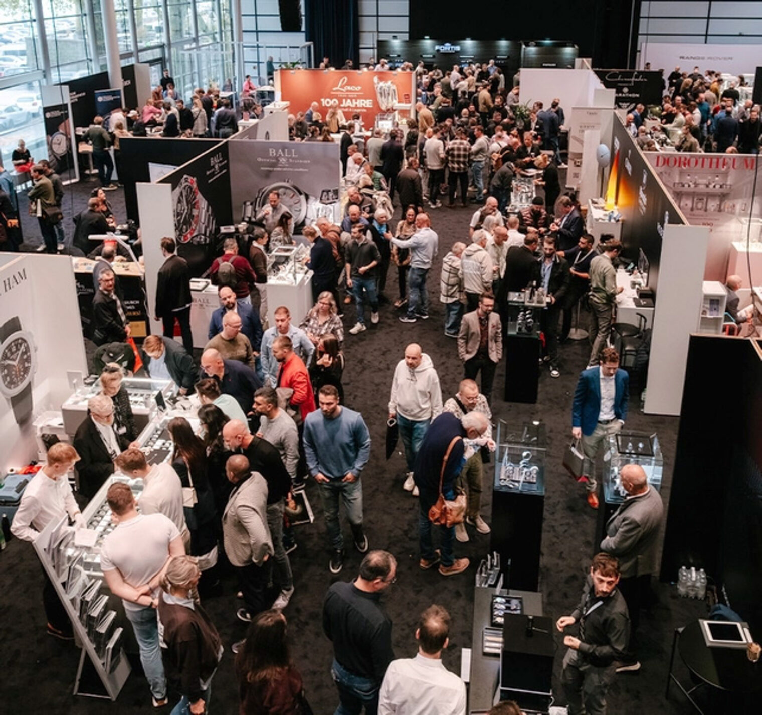 Die zahlreichen Besucher auf der WatchTime Düsseldorf aus der Vogelperspektive.