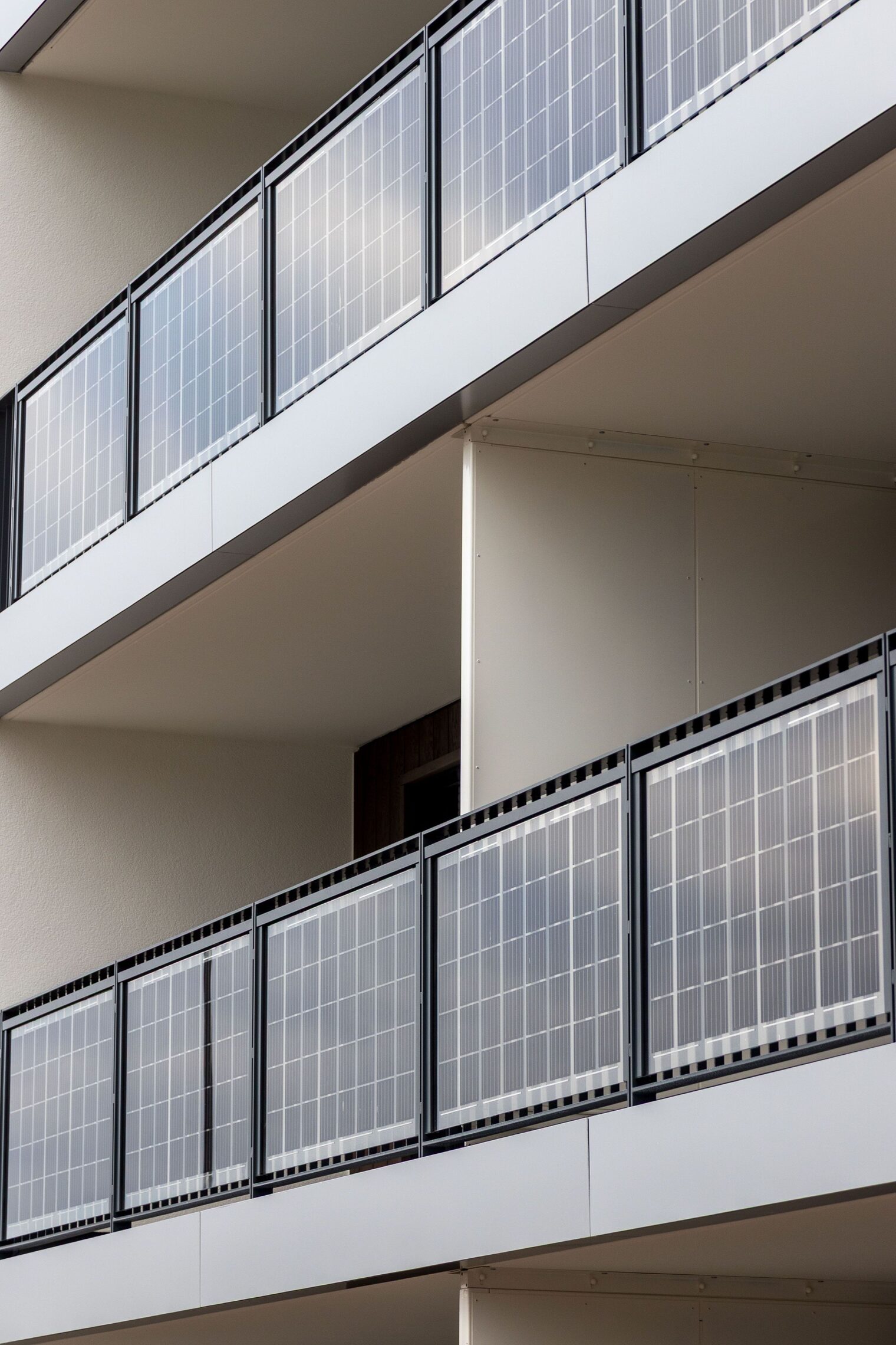 Die Balkon-Photovoltaikmodule bei einem energiearmen Mehrfamilienhaus