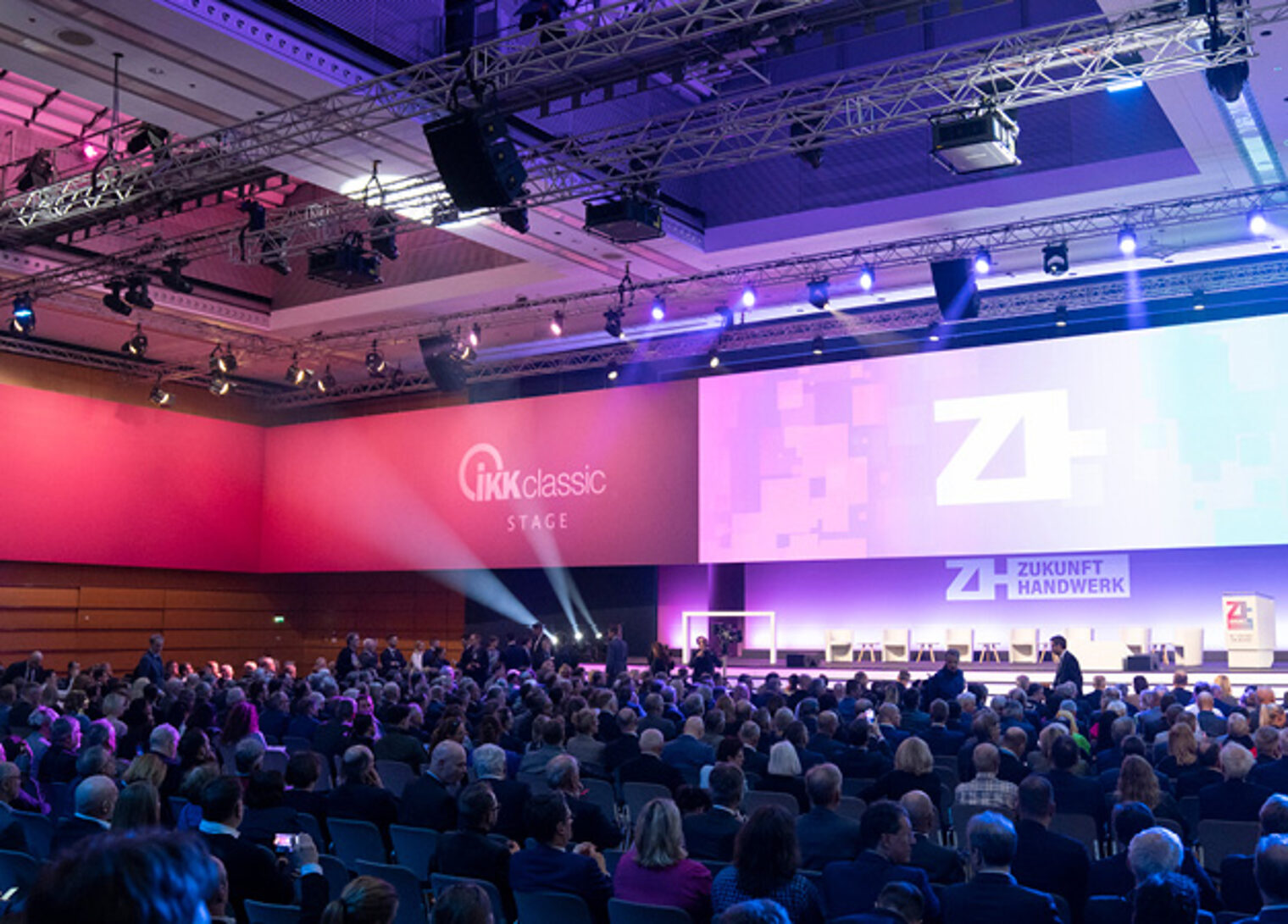 Kongresssaal mit Bühne und Zuschauern