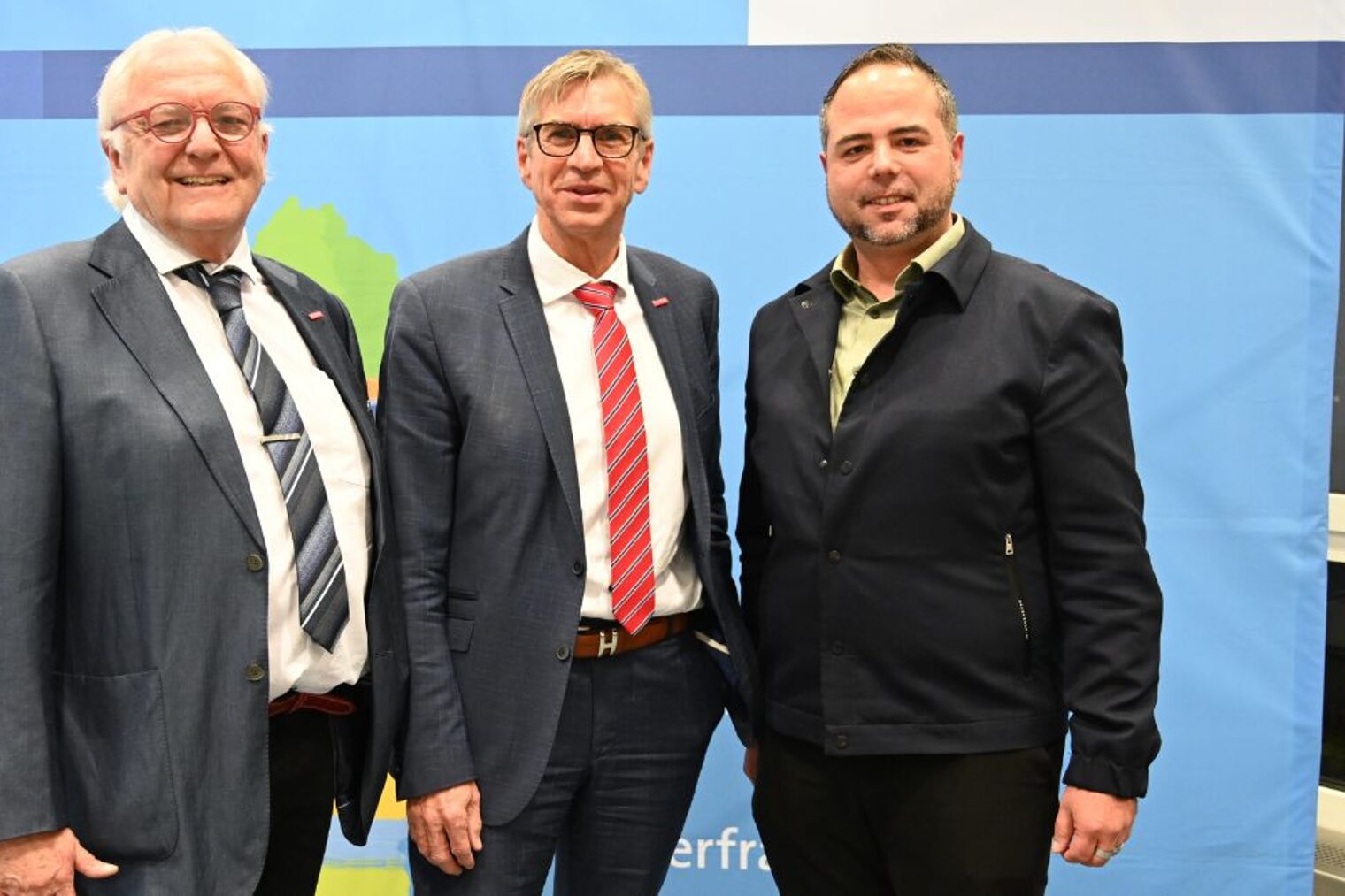 Auf dem Bild stehen drei Männer. Es ist das Präsidium der Handwerkskammer für Unterfranken