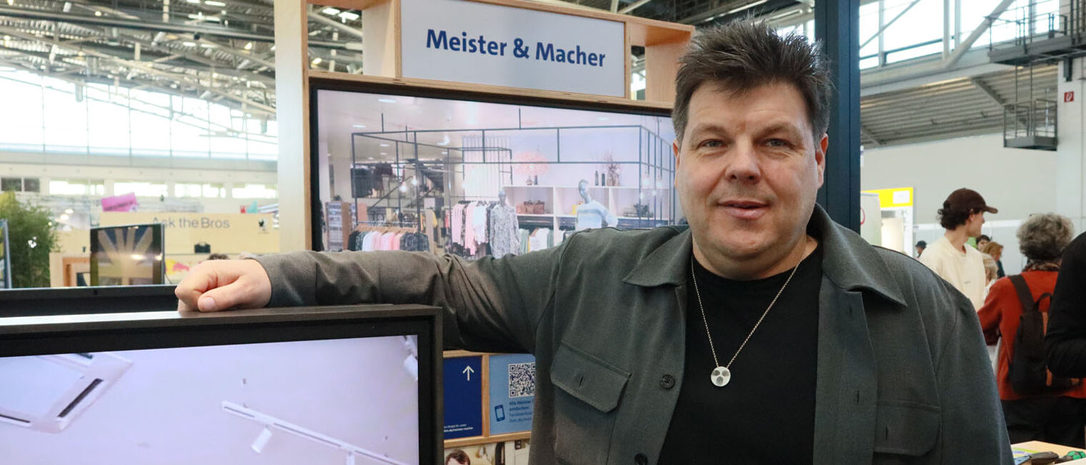 Porträtfoto Matthias Schäfer am Messestand