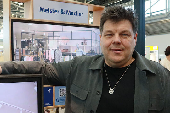 Porträtfoto Matthias Schäfer am Messestand