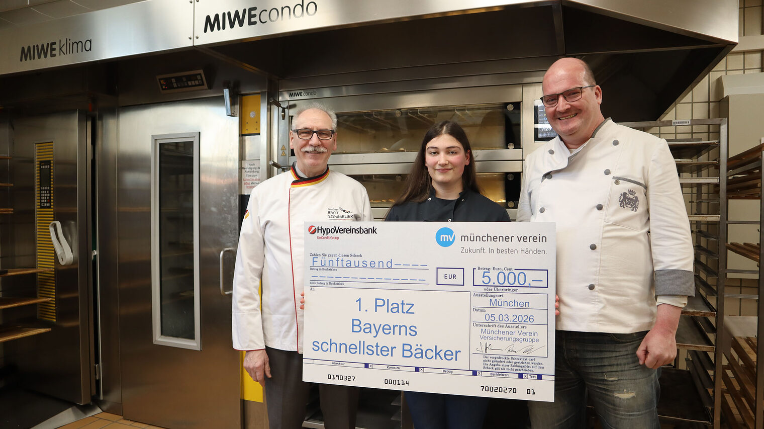 Gruppenfoto Siegerin mit Scheck