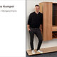 Portrait von Johannes Rumpel mit seinem Schreinermeisterstück "Weinregal - Hängeschrank"