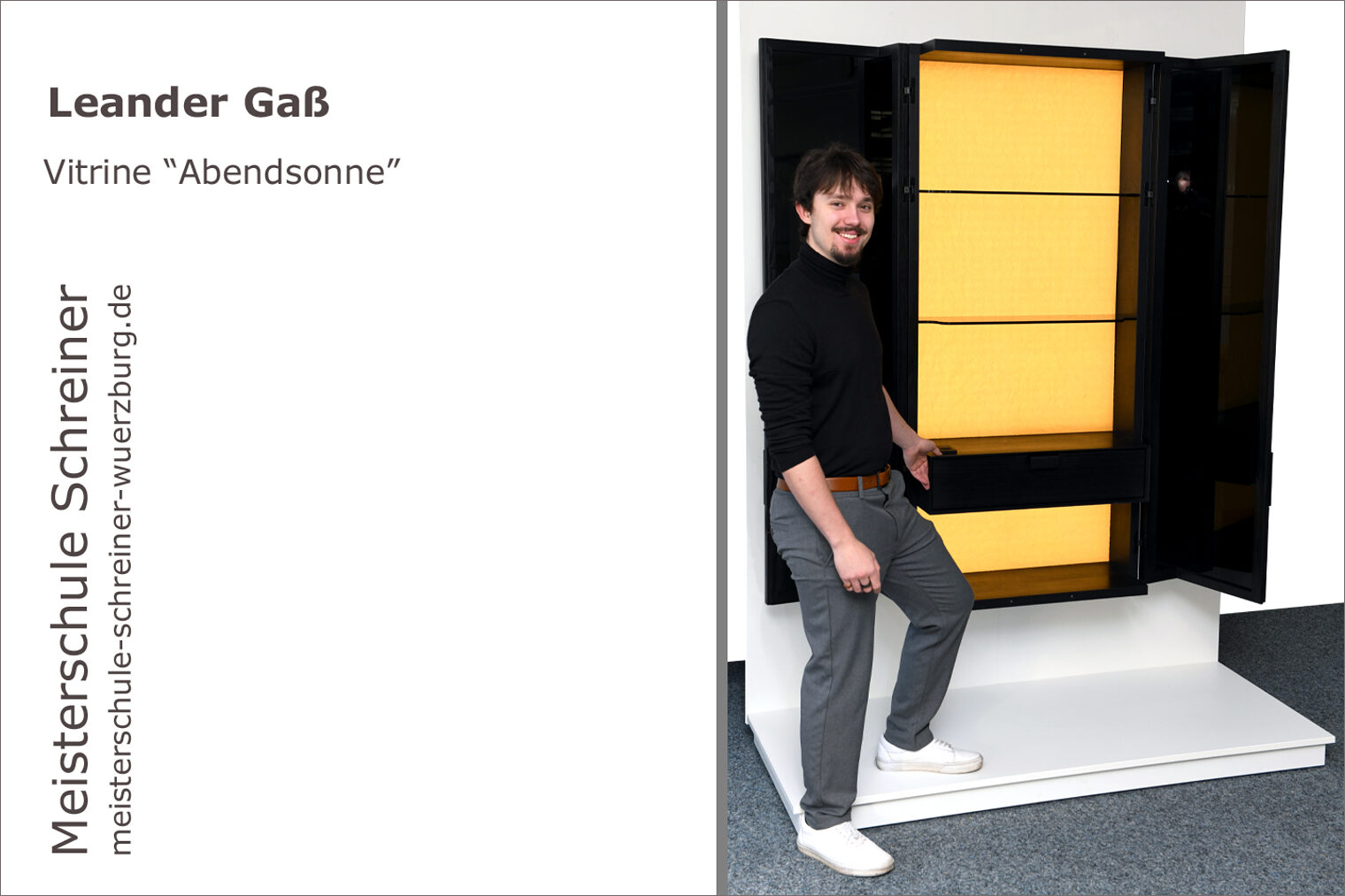 Portrait von Leander Gaß mit seinem Schreinermeisterstück "Vitrine - Abendsonne"