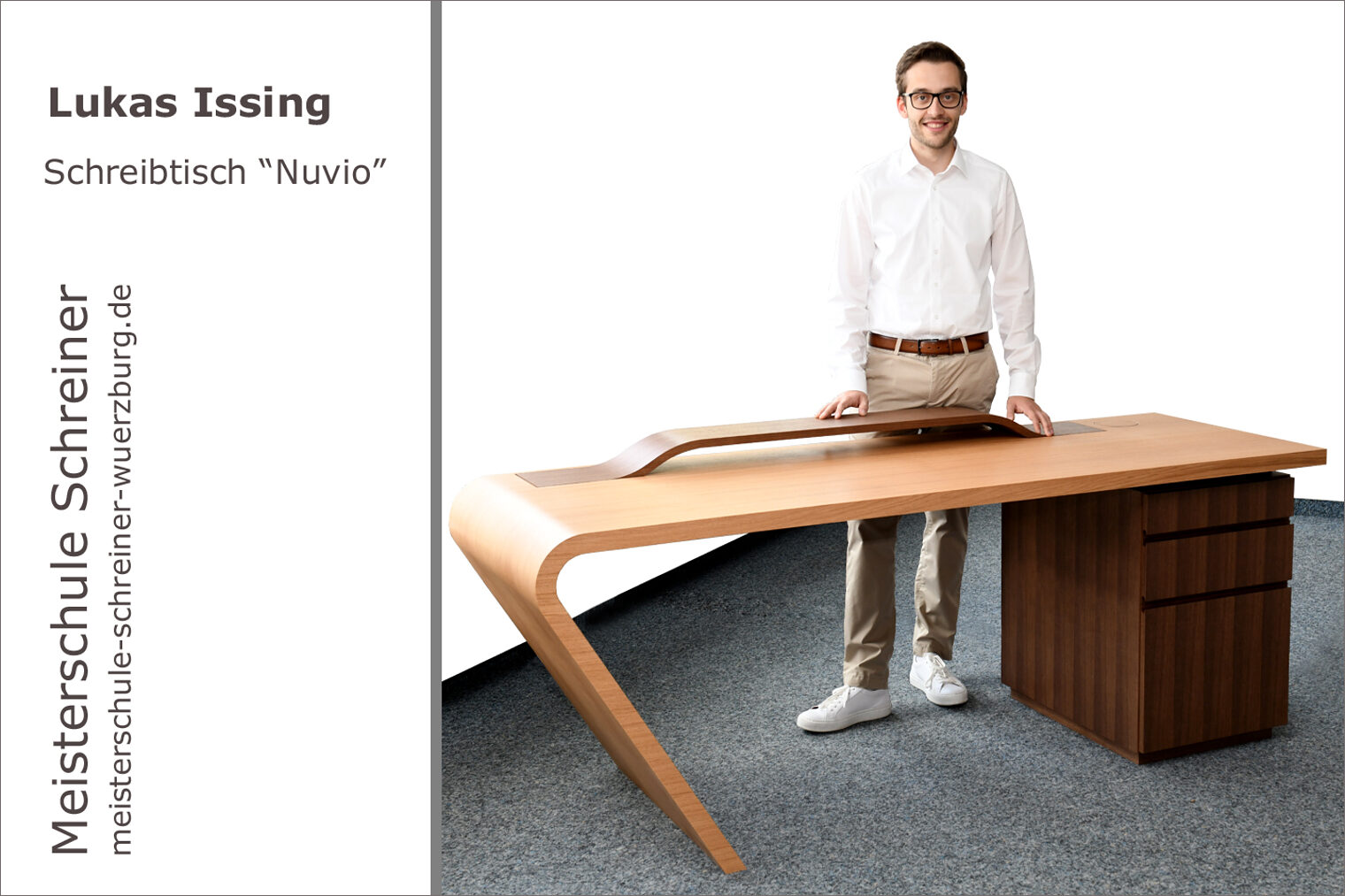 Portrait von Lukas Issing mit seinem Schreinermeisterstück "Schreibtisch - Nuvio"