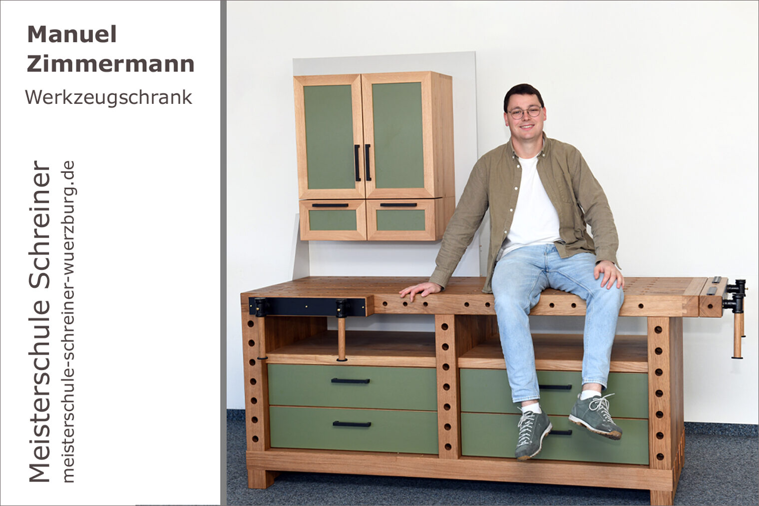 Portrait von Manuel Zimmermann mit seinem Schreinermeisterstück "Werkzeugschrank"