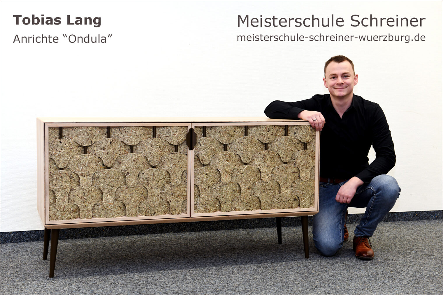 Portrait von Tobias Lang mit seinem Schreinermeisterstück "Anrichte Ondula"