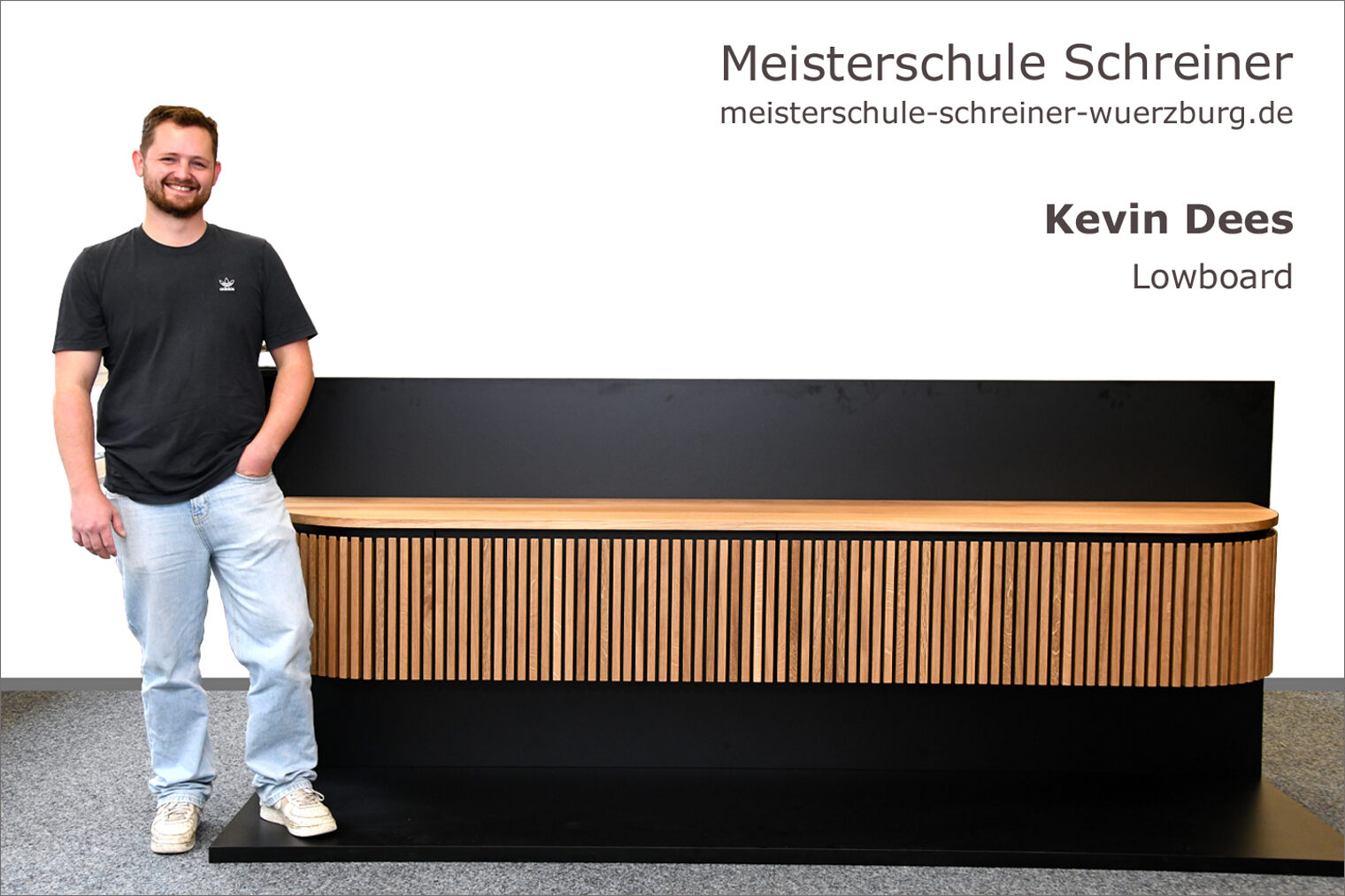 Portrait von Kevin Dees mit seinem Schreinermeisterstück "Lowboard"