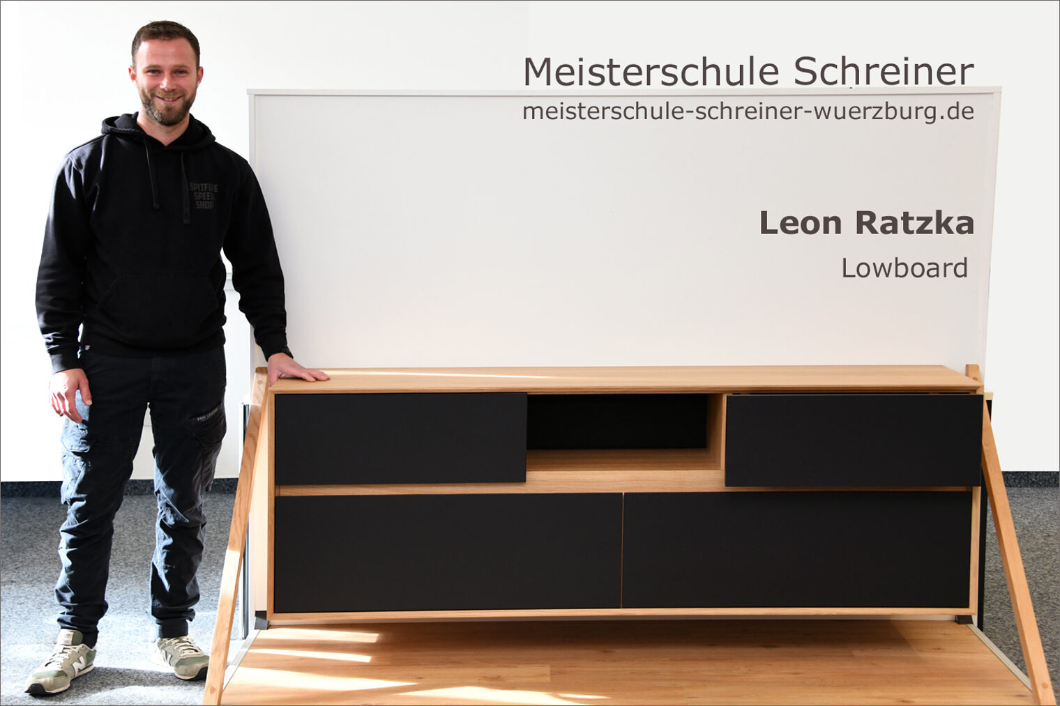 Portrait von Leon Ratzka mit seinem Schreinermeisterstück "Lowboard"