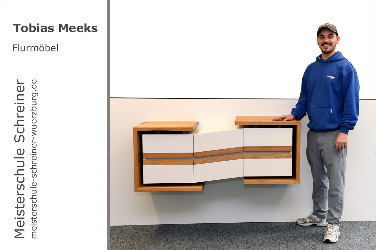 Portrait von Tobias Meeks mit seinem Schreinermeisterstück "Flurmöbel"