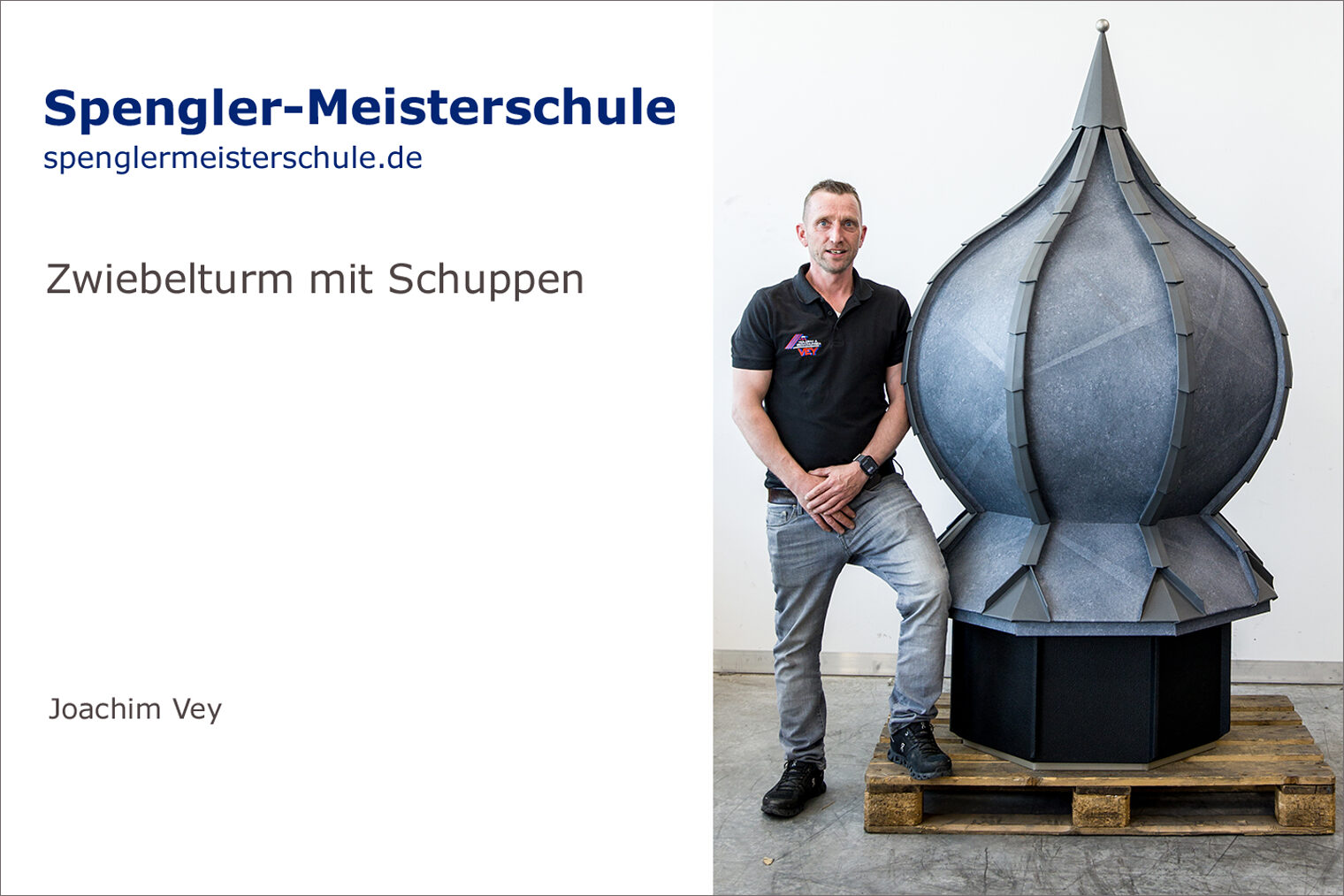 Portrait Joachim Vey mit seinem Spengler-Meisterstück