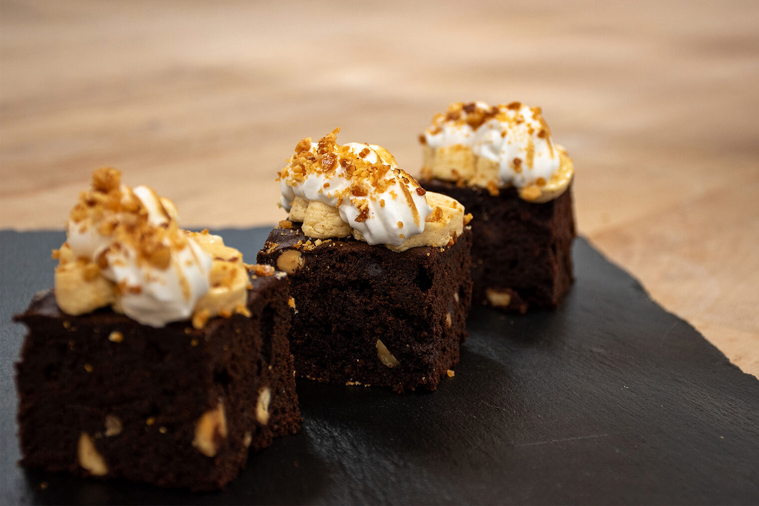 Schokoladen-Brownie mit Erdnüssen 