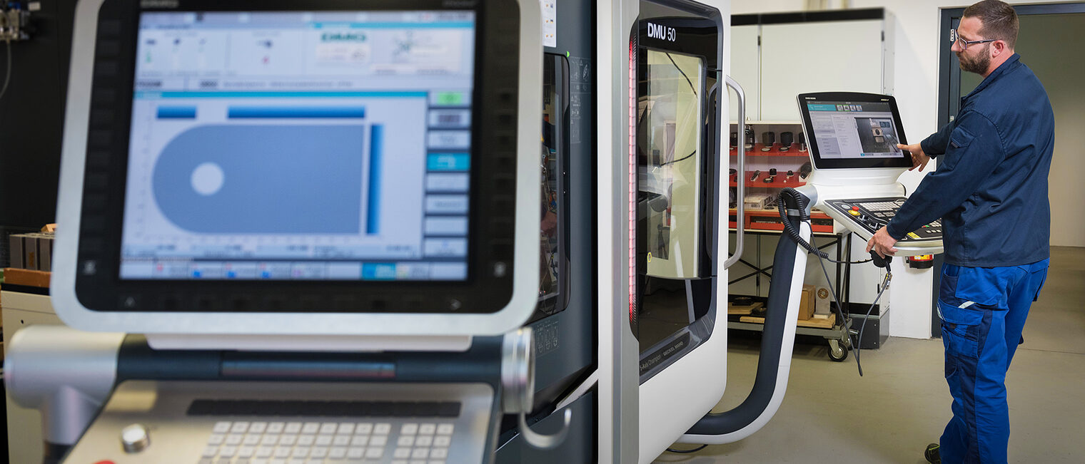 CNC-Maschine Bildschirm, Handwerker steht davor und mach Einstellungen