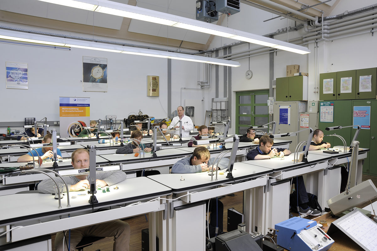 Die Werkstatt der Meisterschule für das Uhrmacherhandwerk