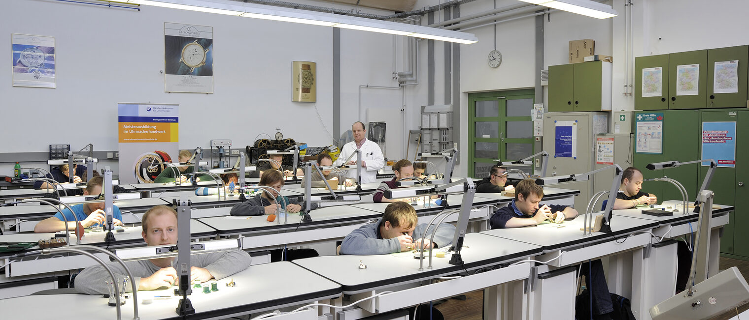 Die Werkstatt der Meisterschule für das Uhrmacherhandwerk 