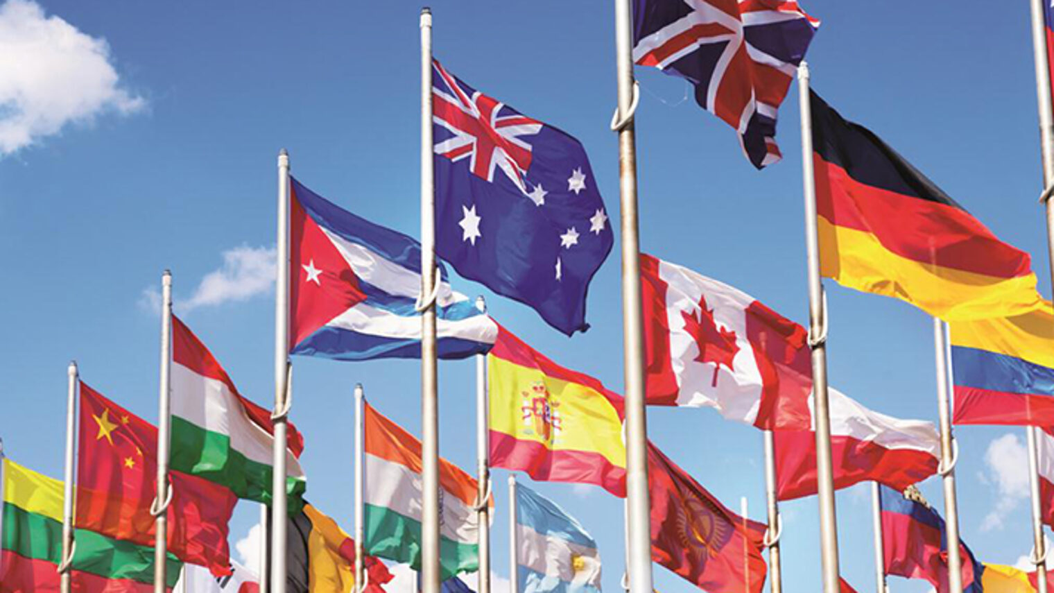 Foto mit verschiedenen Flaggen, unter anderem Deutschland, Kanada, Spanien, China und Australien